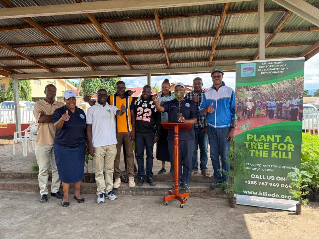 Padre Aidan G. Msafiri Aadhimisha Miaka 63 kwa Kupanda Miti na Kutoa Miche 7,000 25